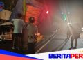 Personel Batalyon B Pelopor Bersama Warga Evakuasi Truk Terbalik di Parepare