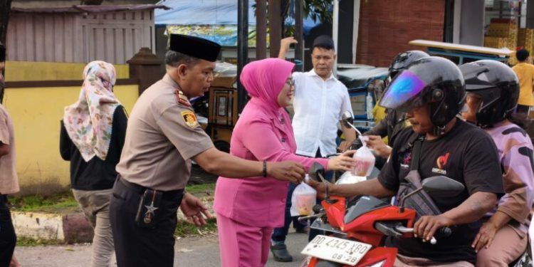 Polsek Galesong Selatan dan Bhayangkari Berbagi Takjil, Wujud Kepedulian Polri di Bulan Ramadan