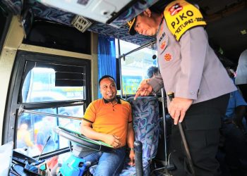 Tinjau Terminal Purabaya, Kapolri ke Sopir Bus: Hati-Hati dan Jaga Keselamatan Pemudik