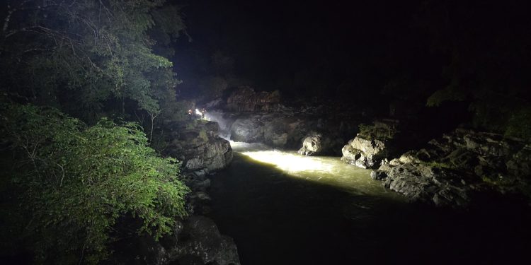 Air Bah Mendadak di Sungai Kalimborang, Dua Wisatawan Hilang Terseret Arus