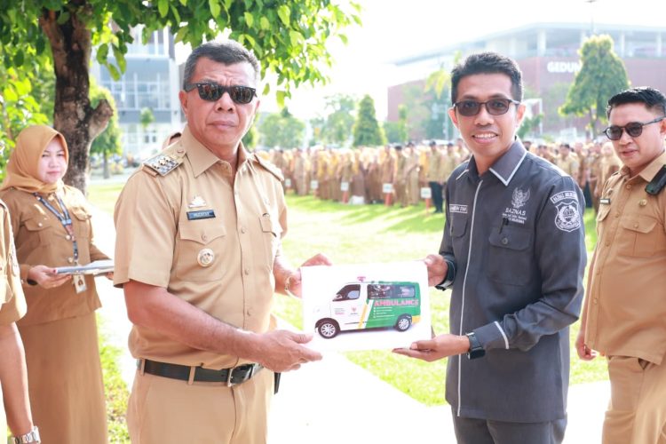 BAZNAS Serahkan Ambulance untuk Dukung Layanan Rumah Sehat di Bulukumba