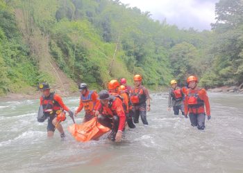 Air Bah Terjang Sungai Kalimborang Maros, Satu Korban Ditemukan Meninggal, Satu Masih Dicari