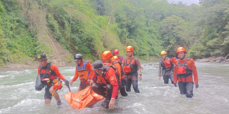 Air Bah Terjang Sungai Kalimborang Maros, Satu Korban Ditemukan Meninggal, Satu Masih Dicari