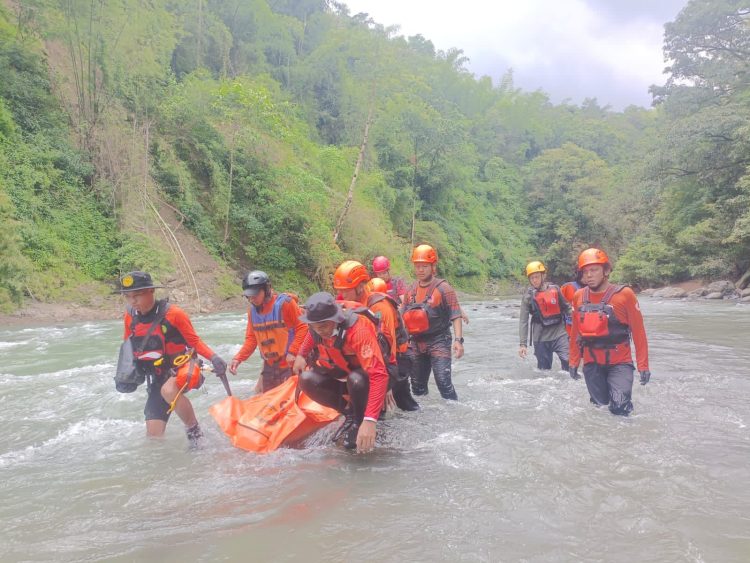 Air Bah Terjang Sungai Kalimborang Maros, Satu Korban Ditemukan Meninggal, Satu Masih Dicari