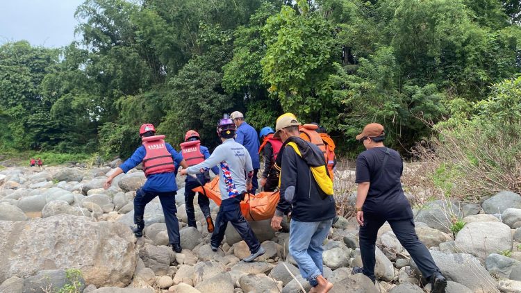 Air Bah Sungai Kalimborang di Maros, Dua Wisatawan Tewas