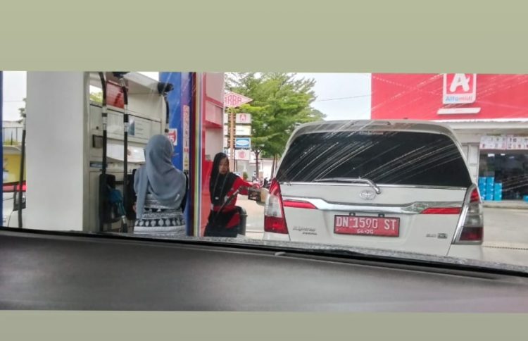 Mobil Dinas Milik Pemerintahan Palu Kepergok Sedang Mengisi BBM Subsidi, Langgar Aturan Distribusi?