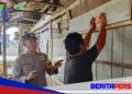 Bhabinkamtibmas Polsek KPN Sosialisasikan Layanan 110, Tempel Stiker di Rumah Warga Kampung Pisang