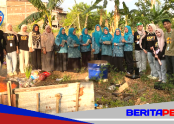 Mahasiswa KKN UINAM, Pemdes, Dan Dinas Lingkungan Hidup Sulap Limbah Plastik Jadi Paving Block