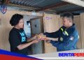 Akhir Pekan, Bhabinkamtibmas Polsek Ujung Sebar Sticker Layanan Call Center 110