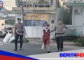 Batalyon B Pelopor Kawal Penyeberangan Anak Sekolah di Sekitar Mako