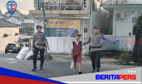 Batalyon B Pelopor Kawal Penyeberangan Anak Sekolah di Sekitar Mako