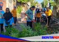 Kurvey Bersama, Bhabinkamtibmas Turut Andil Jaga Kebersihan Lingkungan di Ujung Sabbang