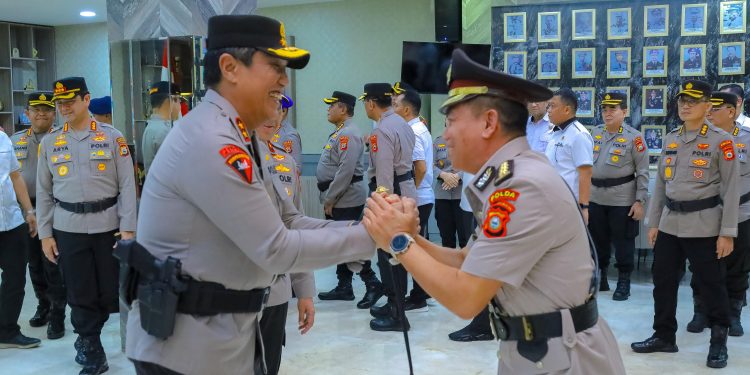 Kapolda Sulsel Pimpin Upacara Penyerahan Jabatan Karolog Polda Sulsel dalam Rangka Purna Tugas
