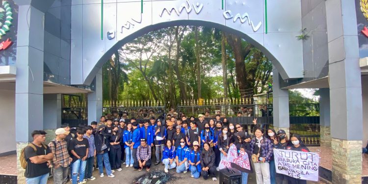 Desak Perbaikan Jalan Rusak, Mahasiswa Simbuang–Mappak Gelar Aksi di Makassar