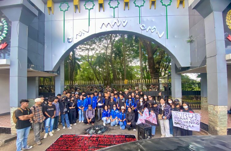 Desak Perbaikan Jalan Rusak, Mahasiswa Simbuang–Mappak Gelar Aksi di Makassar