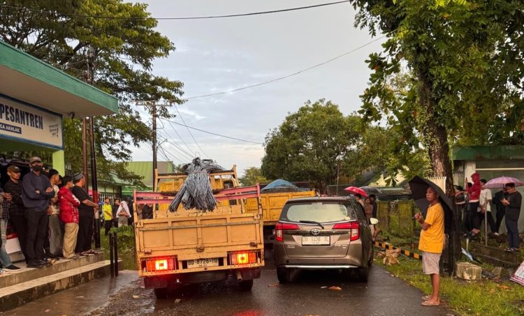 Akses Jalan Ditutup, Ratusan Warga Protes di Pesantren Darul Istiqamah Maros