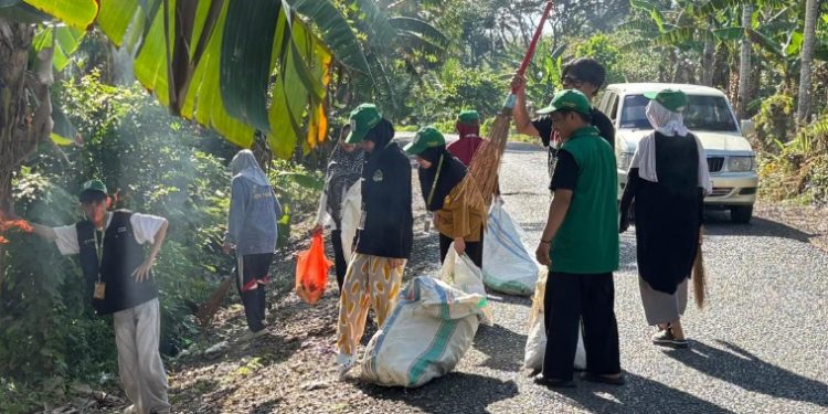 Kolaborasi Mahasiswa KKN UIN Alauddin dan Warga Palippu Hadirkan Lingkungan Bersih dan Sehat