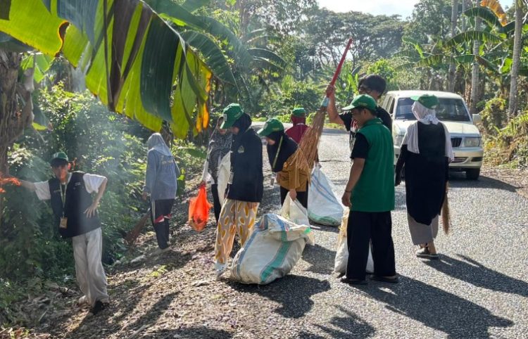 Kolaborasi Mahasiswa KKN UIN Alauddin dan Warga Palippu Hadirkan Lingkungan Bersih dan Sehat