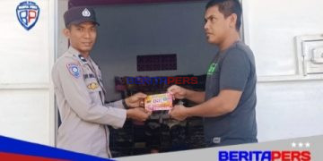 Melalui “Satu Hari Satu Rumah”, Bhabinkamtibmas Polsek Soreang Terus Tebar Call Center 110
