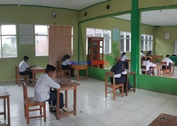 Digitalisasi Di Pelosok Siswa MTs Ma’arif Bolaromang Jalani Ujian Madrasah Berbasis Android