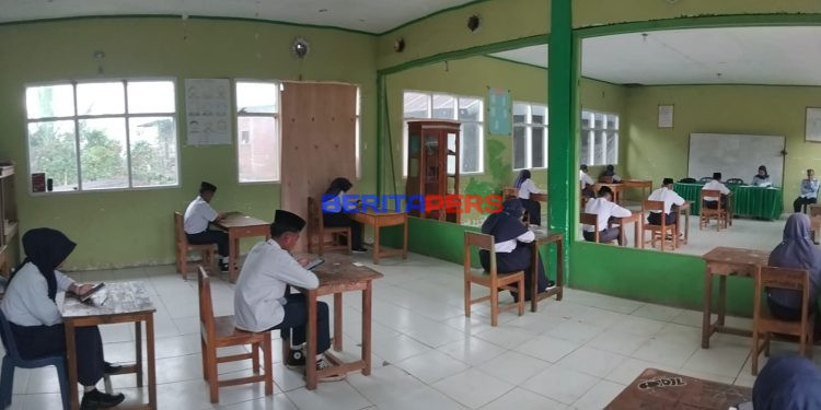 Digitalisasi Di Pelosok Siswa MTs Ma’arif Bolaromang Jalani Ujian Madrasah Berbasis Android
