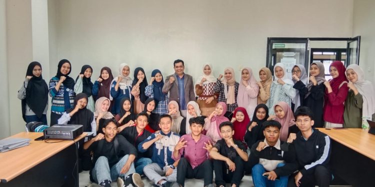 Revolusi Komunikasi Mahasiswa Prodi MPI dan STIMI YAPMI Makassar Melalui Pelatihan Public Speaking