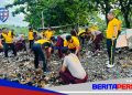 Maknai Hari Buruh, Personel Polres Parepare Lakukan Aksi Bersih Bersih Pantai