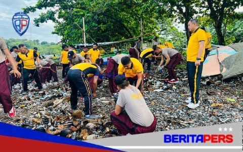 Maknai Hari Buruh, Personel Polres Parepare Lakukan Aksi Bersih Bersih Pantai