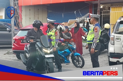 Satlantas Polres Parepare Gelar Commander Wish Sore di Jalan Baumassepe, Tertibkan Pengendara Tanpa Helm SNI