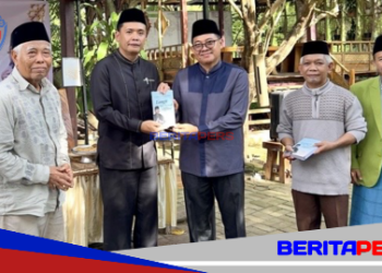 Hengky Yasin Hadiri Halalbihalal dan Bedah Buku “Langit Tidak Pernah Offline” di Balla Barakkaka