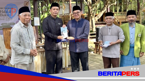 Hengky Yasin Hadiri Halalbihalal dan Bedah Buku “Langit Tidak Pernah Offline” di Balla Barakkaka
