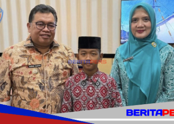 Bupati Takalar Serahkan Penghargaan kepada Burhan, Peraih Juara 3 Nasional Lomba Dongeng