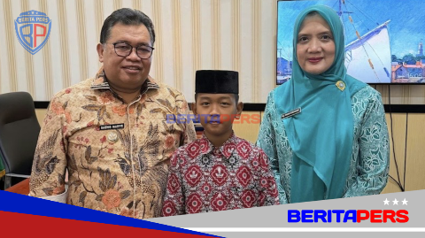 Bupati Takalar Serahkan Penghargaan kepada Burhan, Peraih Juara 3 Nasional Lomba Dongeng