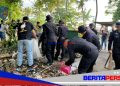 Ciptakan lingkungan bersih, Brimob Sulsel dan Warga kompak bersihkan bahu jalan