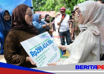 Mata Berkaca-kaca, Iis Ariska Terima Santunan BPJS dari Bupati Gowa: “Terima Kasih Telah Peduli Nasib Kami”