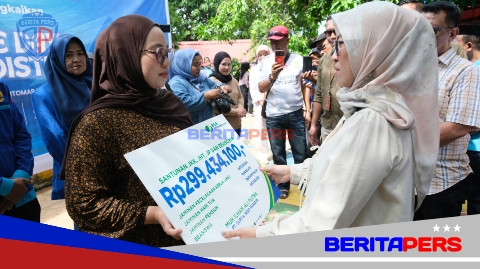 Mata Berkaca-kaca, Iis Ariska Terima Santunan BPJS dari Bupati Gowa: “Terima Kasih Telah Peduli Nasib Kami”