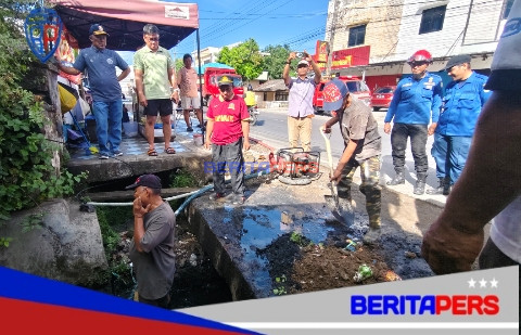 Tim Damkar Parepare Lakukan Pengerukan Drainase di Cappa Galung, Perkuat Antisipasi Banjir dan Genangan