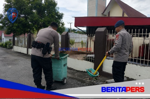 Jaga Toleransi, Brimob Sulsel Bersihkan Gereja di Parepare