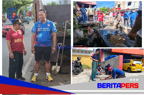 Bhabinkamtibmas Cappa Galung Turun Langsung Pantau Pengerukan Drainase dan Atur Arus Lalu Lintas