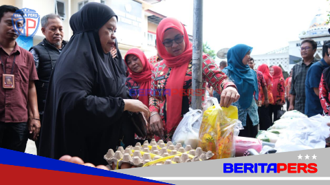 Tinjau Pasar Murah, Bupati Gowa Sebut Upaya Pemerintah Tekan Harga Pangan Jelang Idul Adha