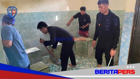 Aksi Sosial Batalyon B Pelopor di Parepare, Personel Kompak Bersihkan Masjid Al-Mutaqaddimin