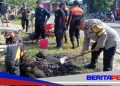 Bhabinkamtibmas dan Babinsa Lakukan Kerja Bakti, Bantu  Pembersihan Lokasi Terdampak Banjir bersama BPBD dan Damkar