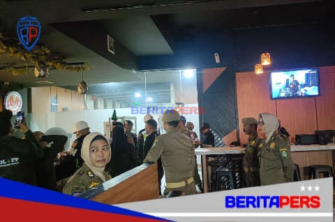 Satpol PP Parepare Bersama Tim Terpadu Gelar Razia Miras, Ratusan Botol Bir dan Ballo Diamankan