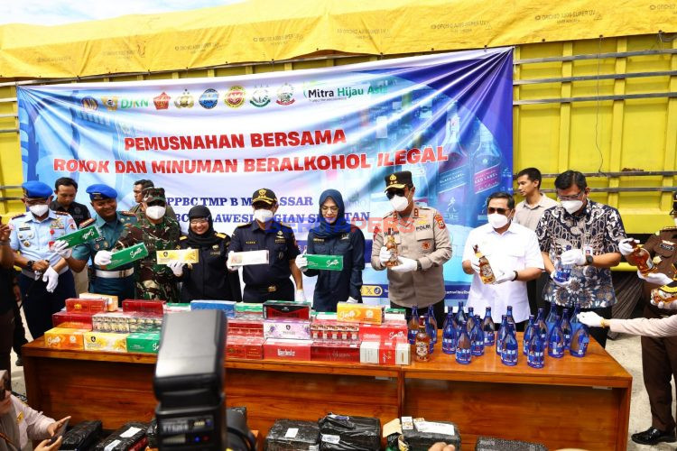 Kapolda Sulsel Hadiri Pemusnahan 31,9 Juta Batang Rokok Ilegal di Makassar