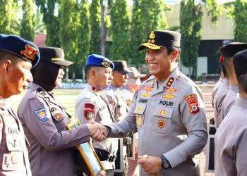 Wujud Apresiasi Kinerja, Kapolda Sulsel Berikan Penghargaan kepada Personel Berprestasi
