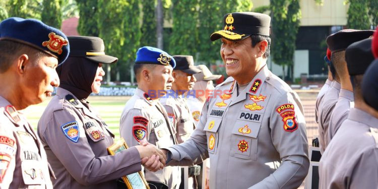 Wujud Apresiasi Kinerja, Kapolda Sulsel Berikan Penghargaan kepada Personel Berprestasi