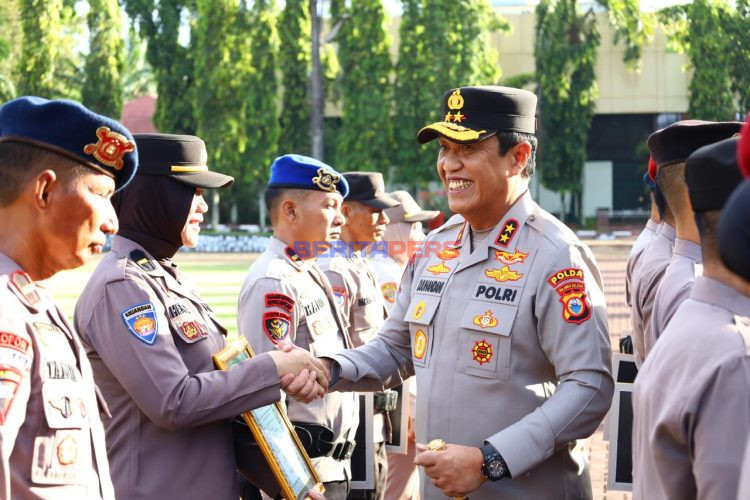 Wujud Apresiasi Kinerja, Kapolda Sulsel Berikan Penghargaan kepada Personel Berprestasi