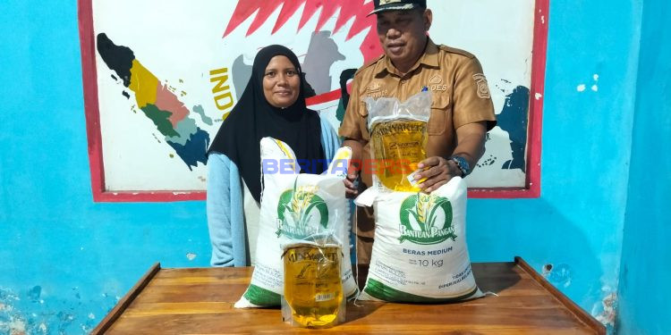 Ringankan Beban Masyarakat, Kades Bentang Salurkan Bantuan Sembako