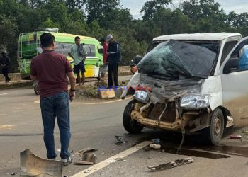 Adu Banteng? Bukan, Pickup Hantam Pantat Minibus di Jalan Bypass Pomalaa Pagi Ini