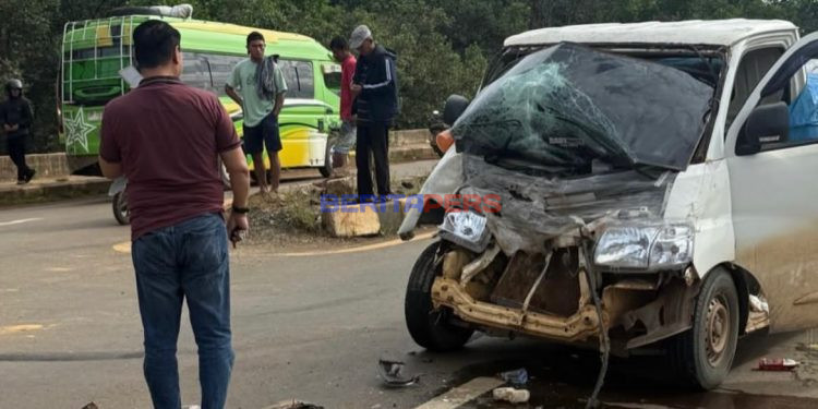 Adu Banteng? Bukan, Pickup Hantam Pantat Minibus di Jalan Bypass Pomalaa Pagi Ini